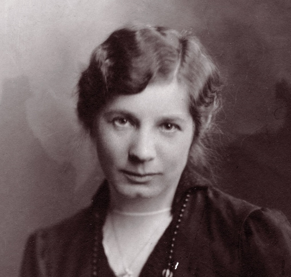 Elin Wägner (around 1917) wearing dark dress and beads.