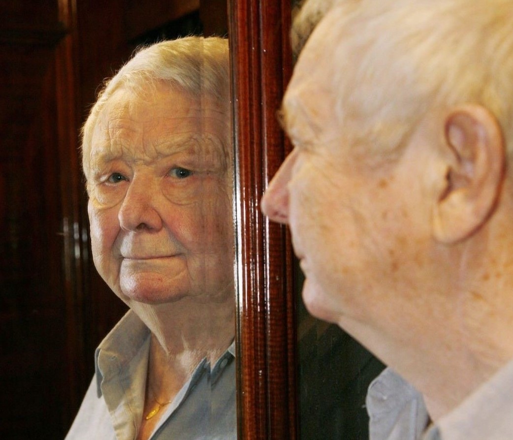 Image of an elderly man staring into a mirror, from the original performance of Bengt Ahlfors' My Elevator Days.