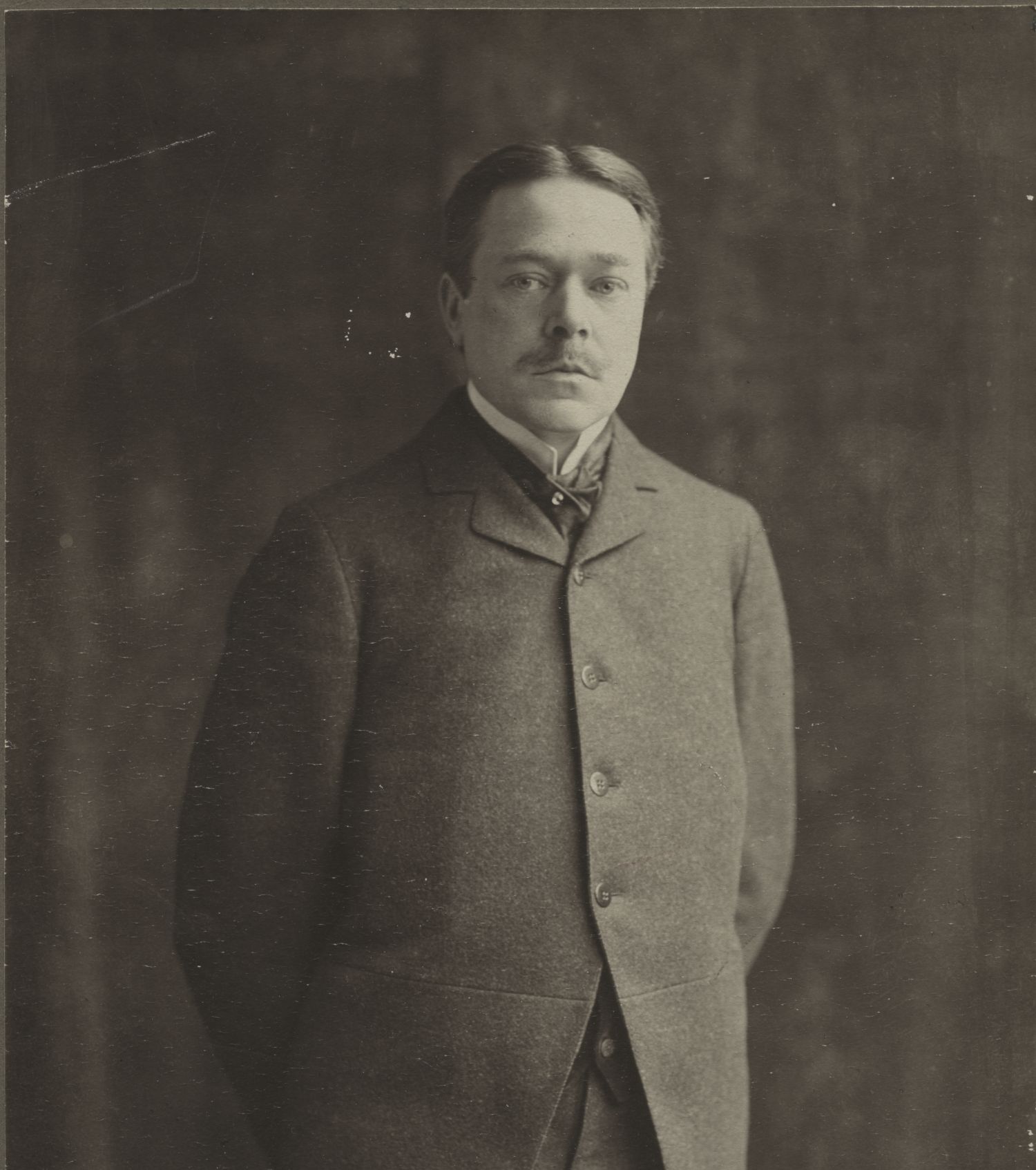 1907 black and white image of Hjalmar Söderberg wearing a dress coat.