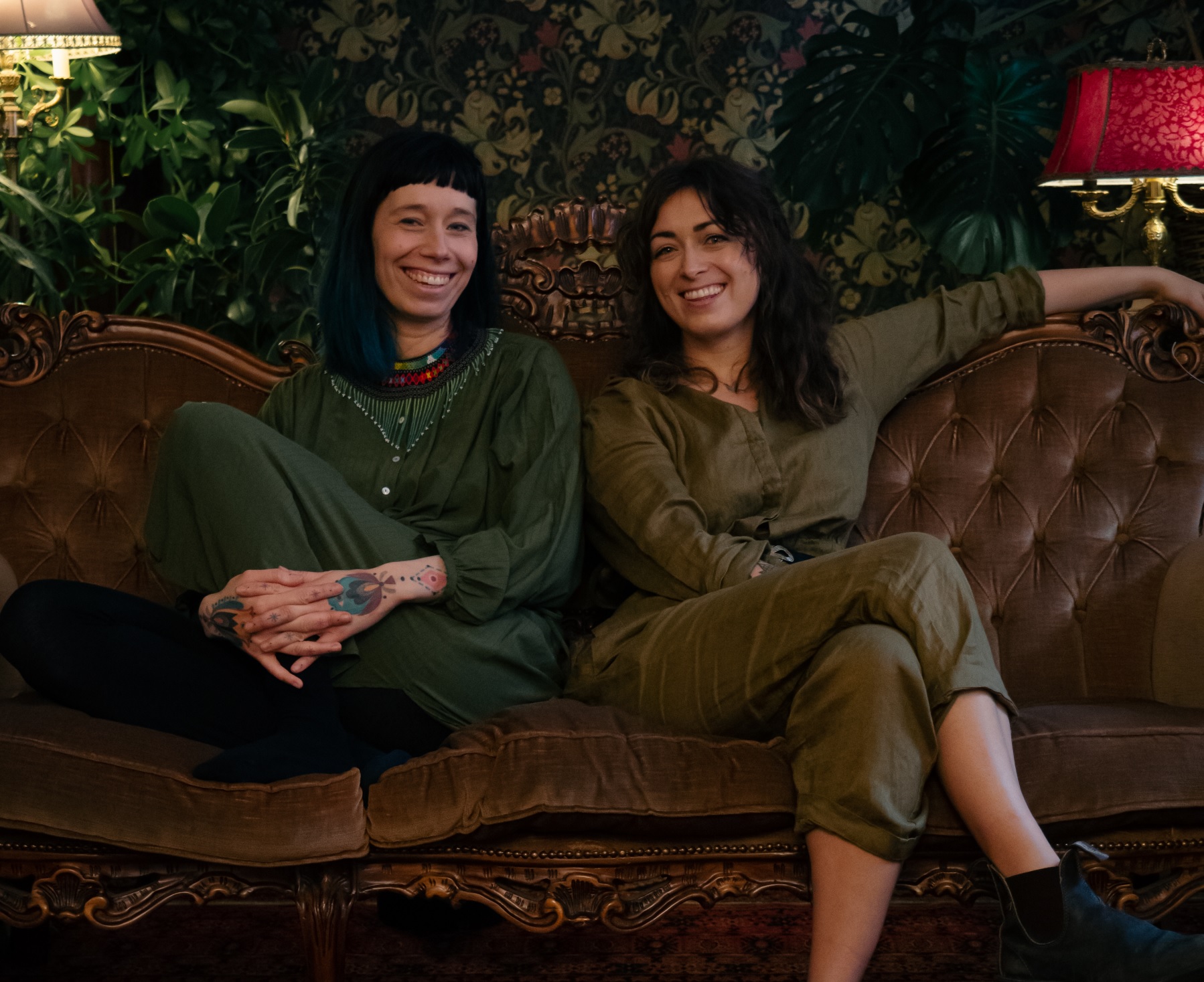 Amanda and Sofia Chanfreau sitting on a sofa.