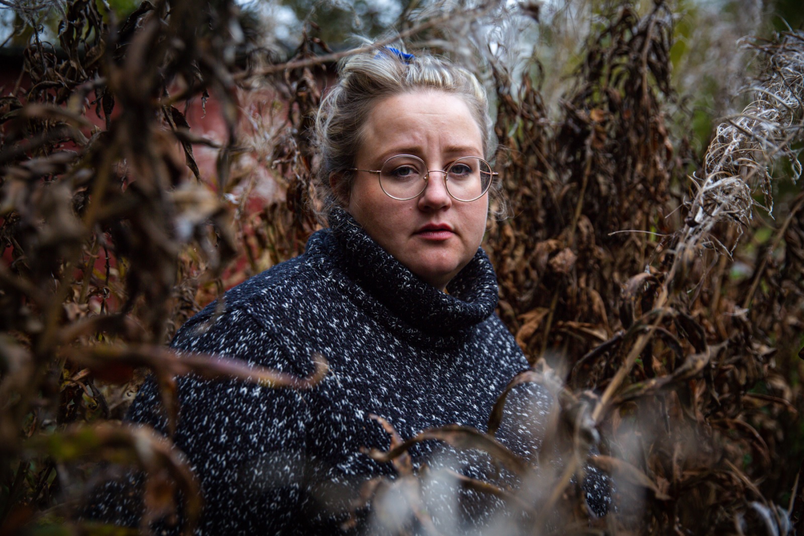 Ellen Strömberg standing in brown, autumnal bushes