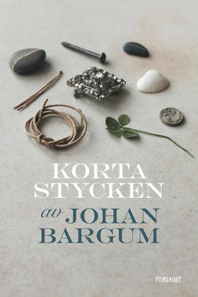Book cover of Korta Stycken: assorted objects on grey background
