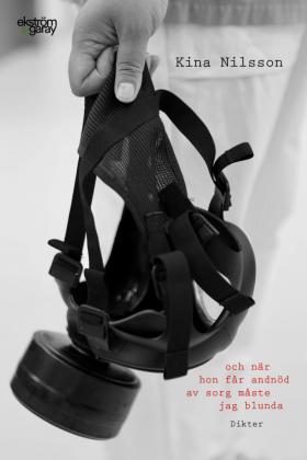 Book cover och när hon får andnöd av sorg måste jag blunda: gas mask in hand