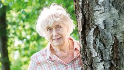 Kerstin Ekman in sunshine next to a tree