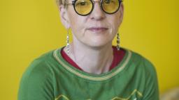 Beate Grimsrud in yellow glasses against a yellow background