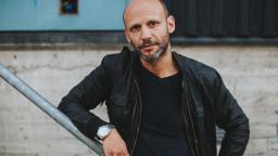 Stephan Mendel-Enk leaning against metal railing