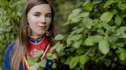 Moa Backe Åstot surrounded by leaves