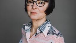 Anneli Jordahl in glasses, with grey background