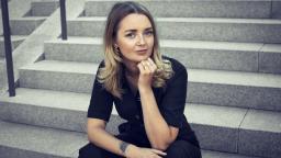 Elin Persson sitting on steps