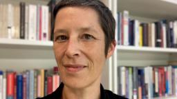 Uta Staiger in front of a bookshelf