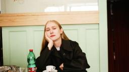 Hanna Johansson sitting in a cafe.