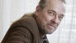 Author protrait of Mats Kempe looking over his shoulder