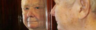 An elderly man looks into the mirror in the original performance of Bengt Ahlfors